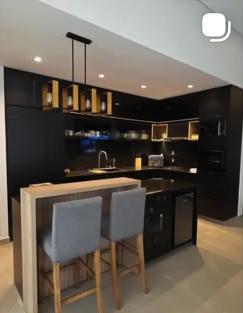 Cocina oscura con isla