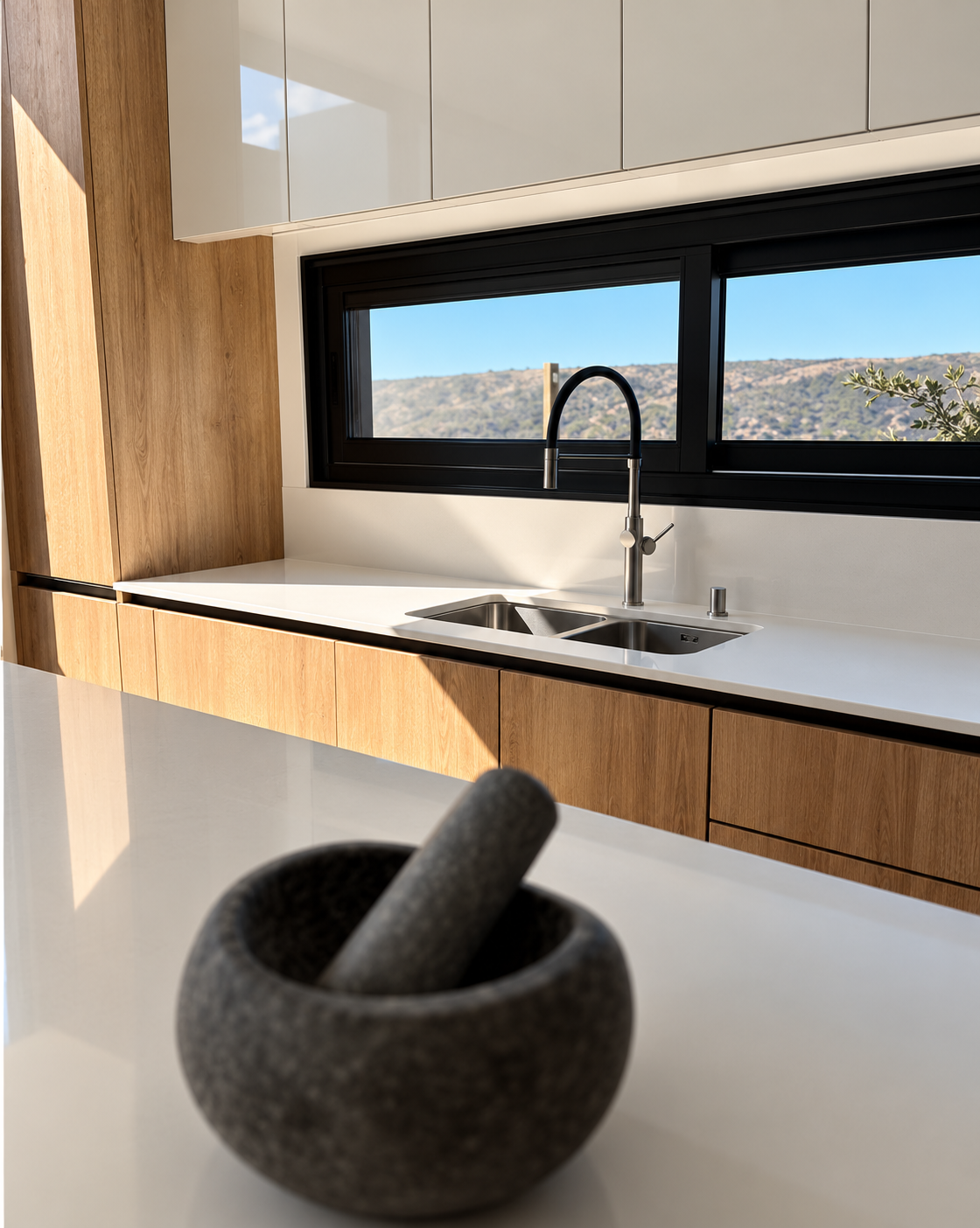 Detalle de cocina en madera clara